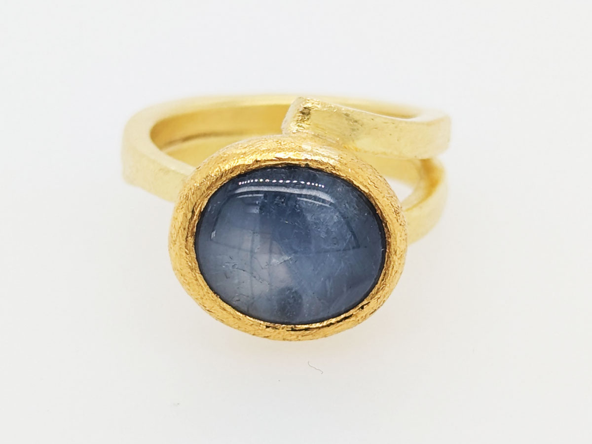 Golddring mit Saphir