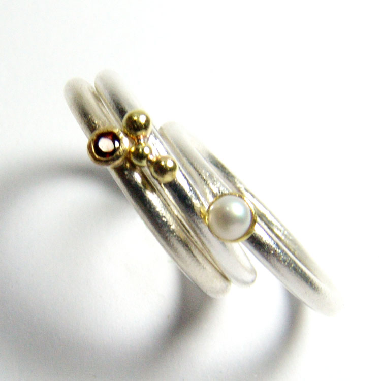 Silberring mit Gokdügelchen