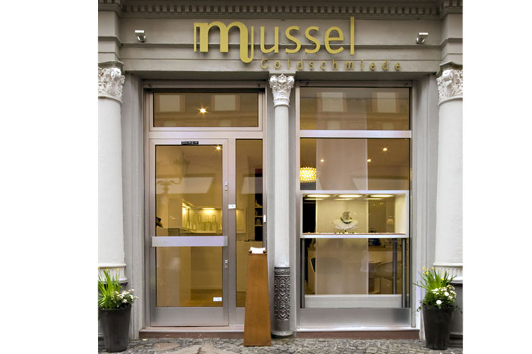 Goldschmiede Mussel Schaufenster bei Tag
