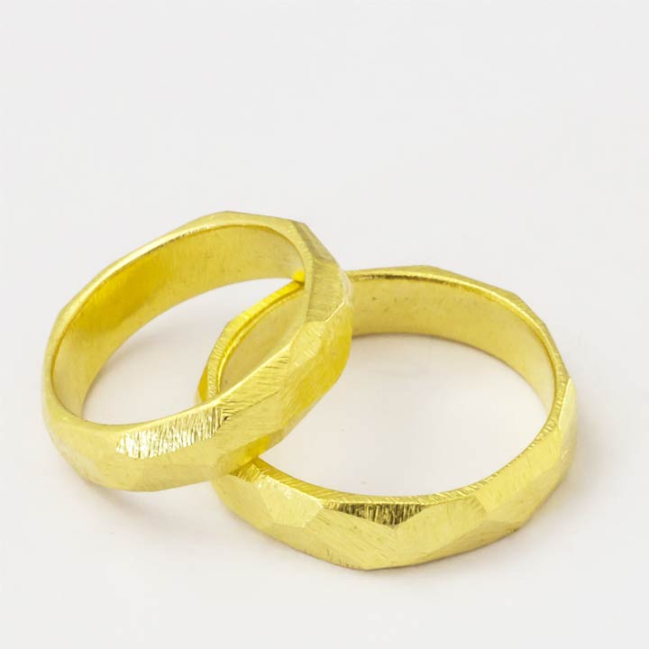 Individuelle Trauringe mit groben Facetten