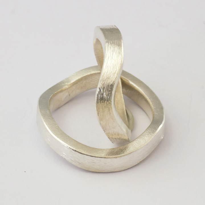 Gewellte Trauringe und Eheringe