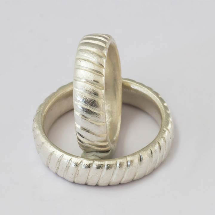 Trauringe in Silber mit gefeiltem Muster