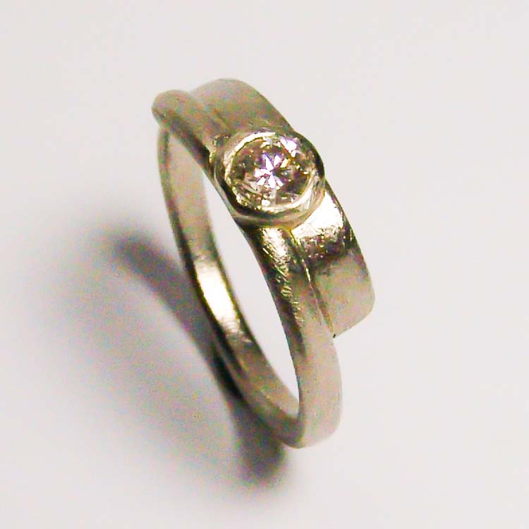 Verlobungsring mit Diamant